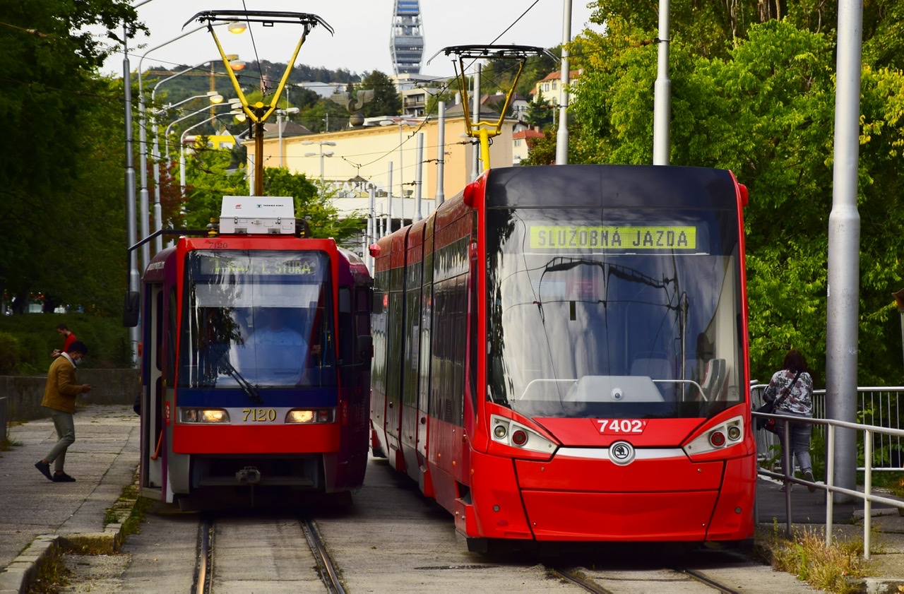 Братислава, Tatra K2S № 7120; Братислава, Škoda 29T ForCity Plus № 7402