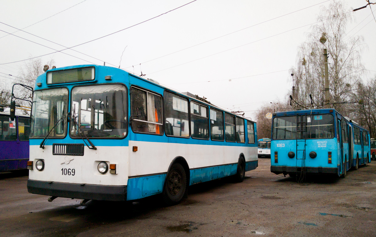 Żytomierz, ZiU-682G-016 (018) Nr 1069; Żytomierz, YMZ T1 Nr 1063
