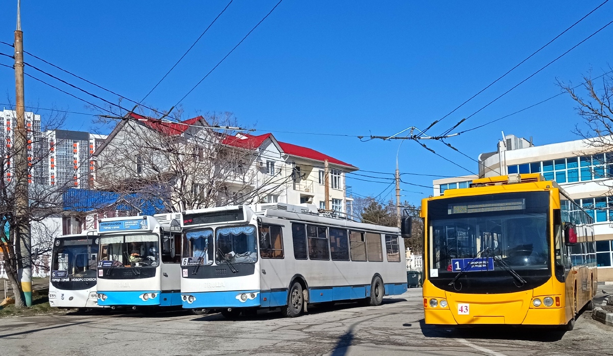 Новороссийск, ЗиУ-682Г-016.04 № 70; Новороссийск, ВМЗ-5298.01 «Авангард» № 43