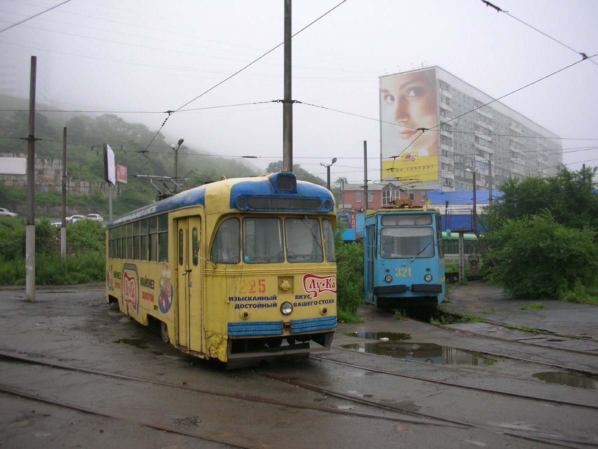 Wladiwostok, RVZ-6M2 Nr. 225; Wladiwostok, 71-132 (LM-93) Nr. 321