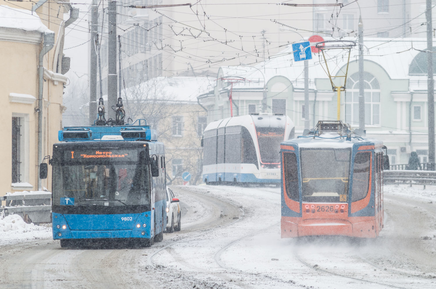 Moszkva, SVARZ-MAZ-6275 — 9802; Moszkva, 71-623-02 — 2626