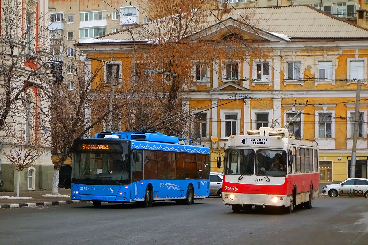 Saratov, SVARZ-MAZ-6275 č. 8985; Saratov, ZiU-682G-016.02 č. 2255