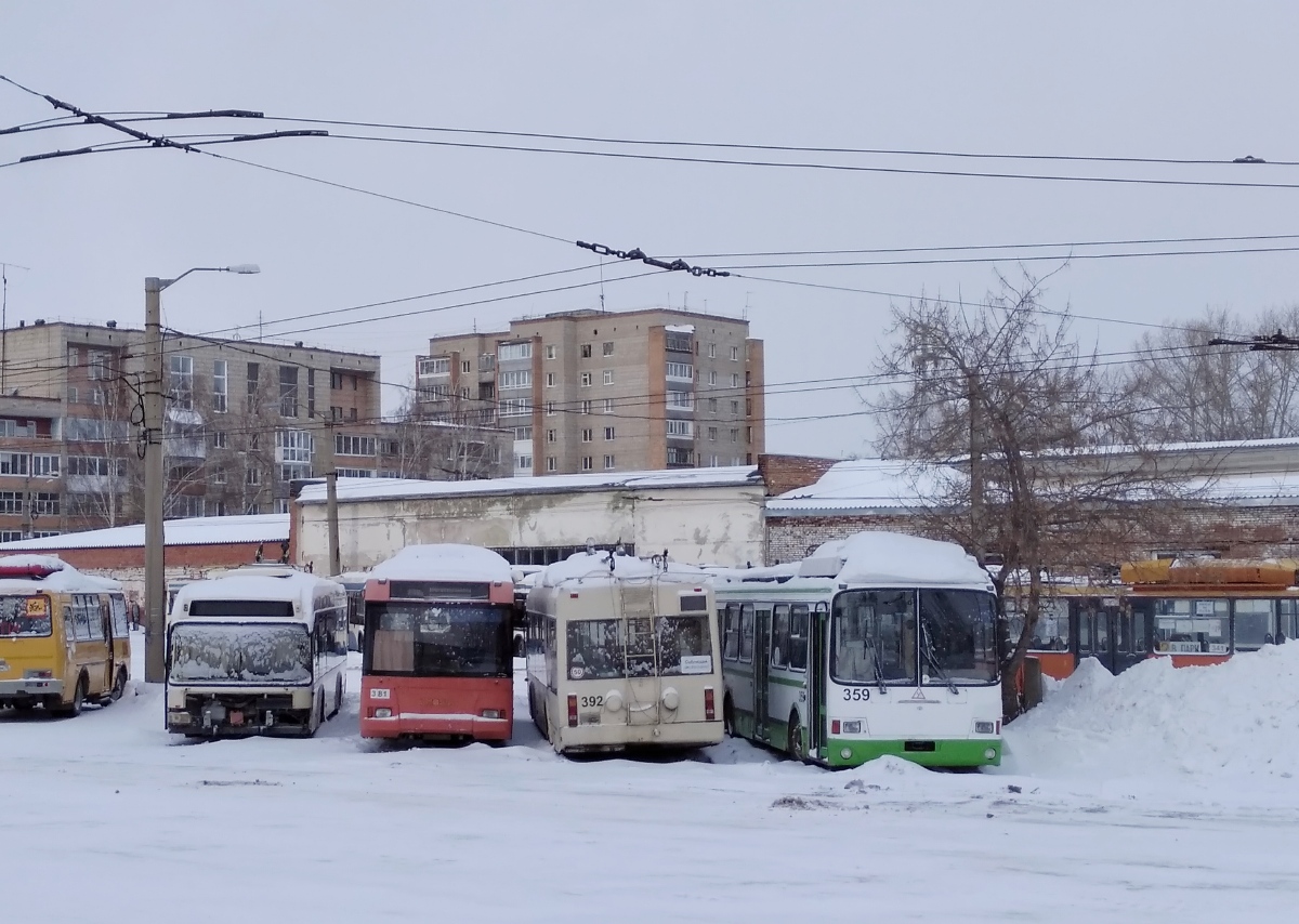 Томск, БКМ 321 № 386; Томск, Тролза-5275.05 «Оптима» № 381; Томск, БКМ 321 № 392; Томск, ЛиАЗ-5280 (ВЗТМ) № 359; Томск — Троллейбусное депо