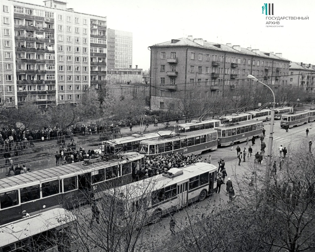Пермь, 71-605 (КТМ-5М3) № 349; Пермь, 71-605 (КТМ-5М3) № 348; Пермь, 71-605 (КТМ-5М3) № 91; Пермь, ЗиУ-682В № 140; Пермь — Старые фотографии