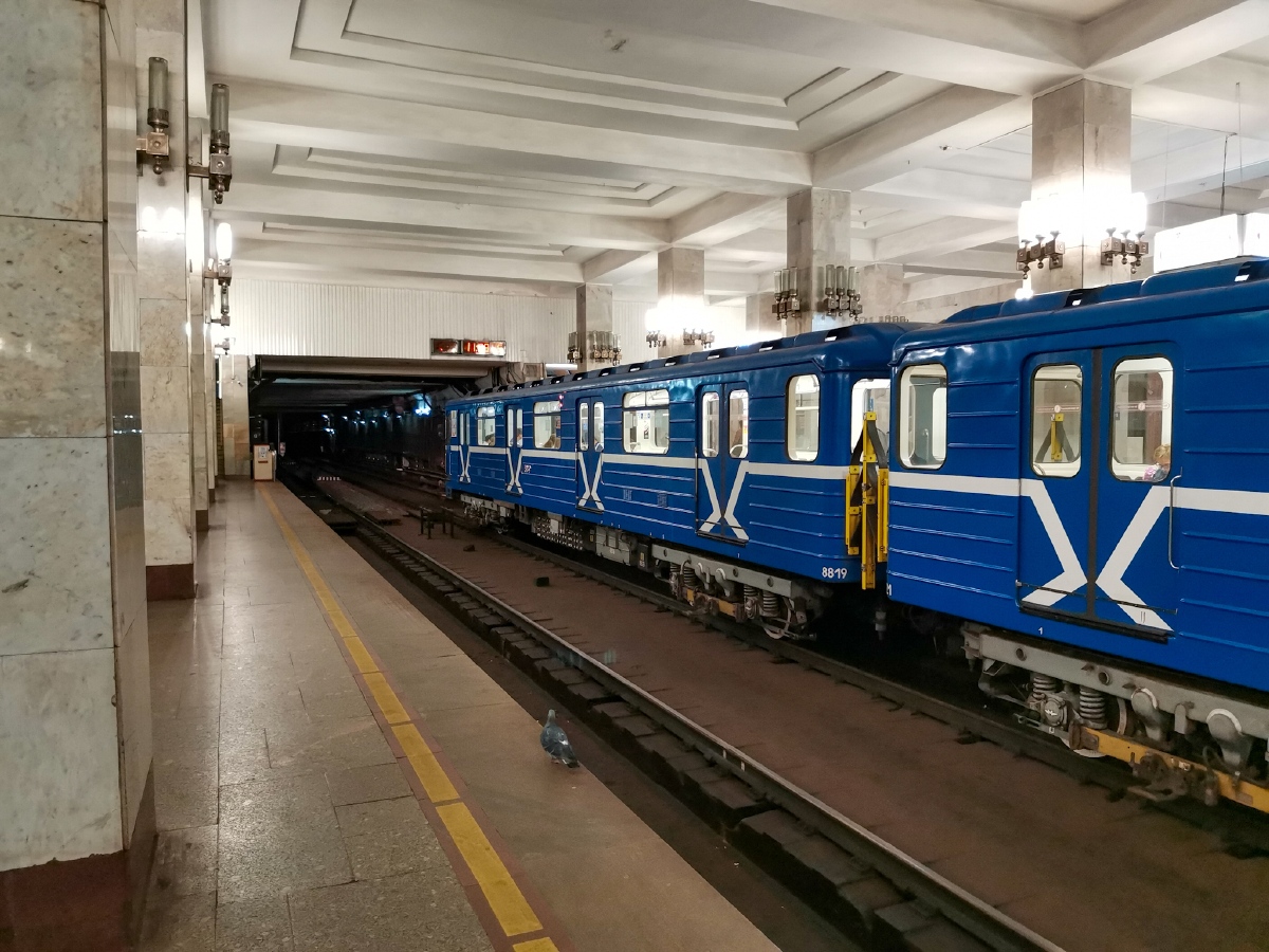 Нижний Новгород, 81-717 (ЛВЗ) № 8819; Транспорт и животные