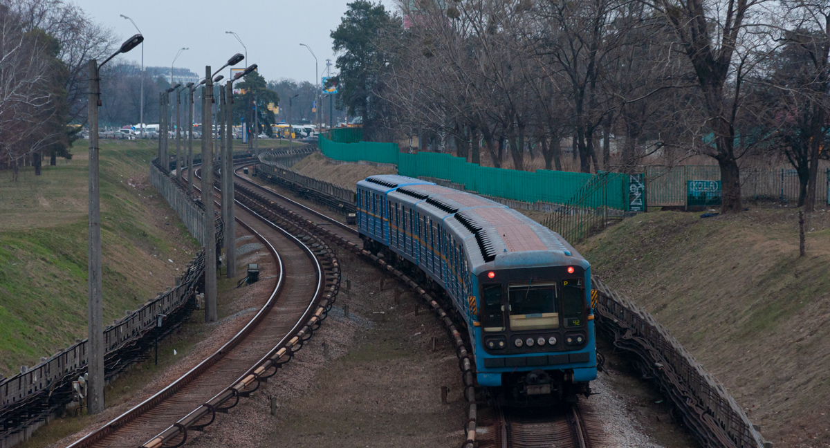 Киев, 81-717.5 (ЛВЗ/ВМ) № 10327; Киев — Метрополитен — Святошинско-Броварская линия