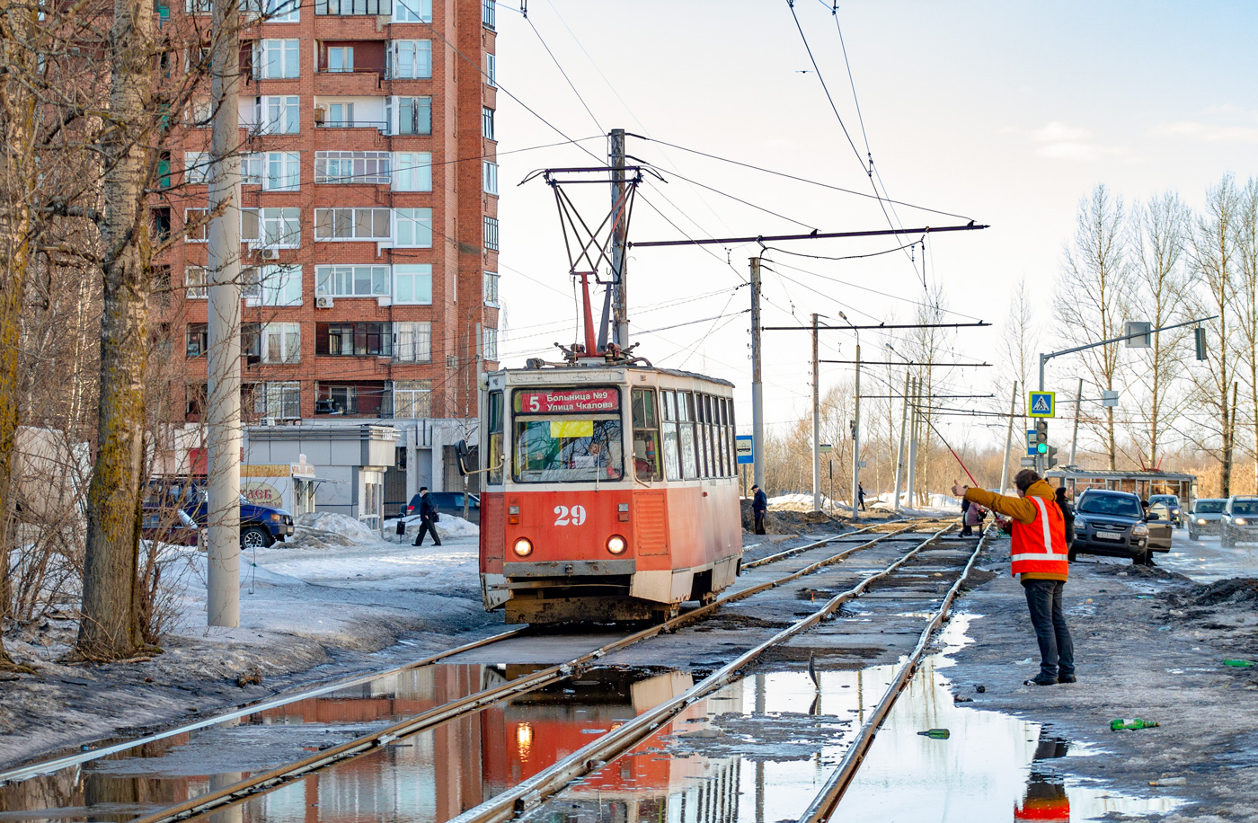 Ярославль, 71-605 (КТМ-5М3) № 29; Ярославль — Разные фотографии; Транспорт и животные; Юмор