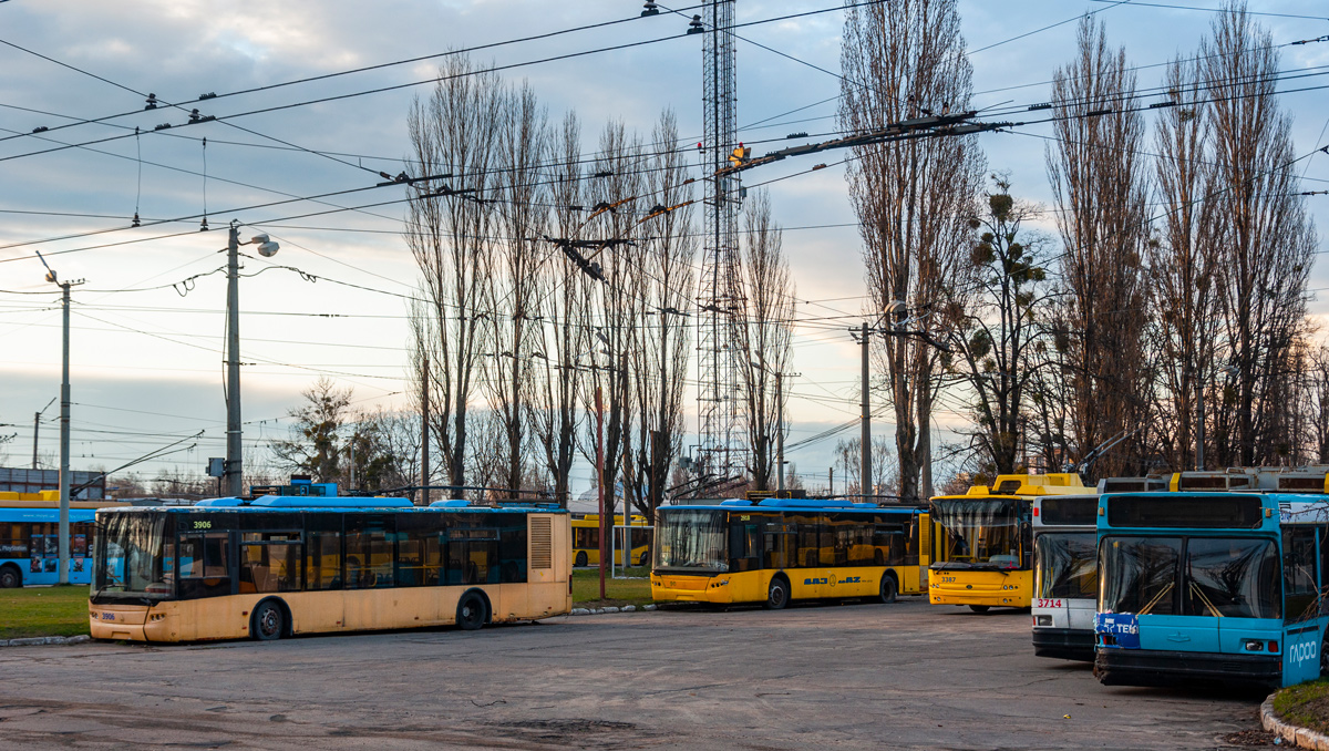 Kijev, LAZ E183D1 Br. 3906; Kijev, LAZ E183D1 Br. 2918