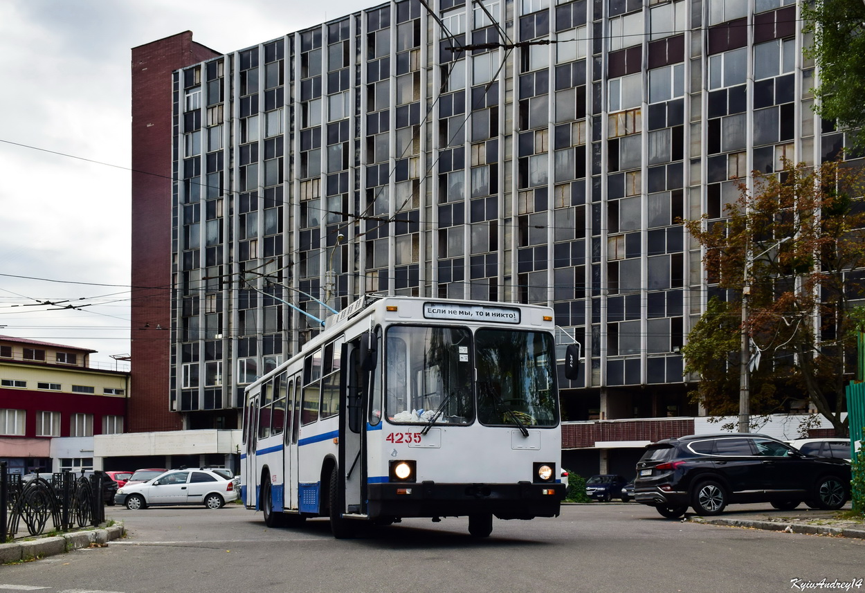 Киев, ЮМЗ Т2 № 4235 Киев, ЮМЗ Т2 № 4235