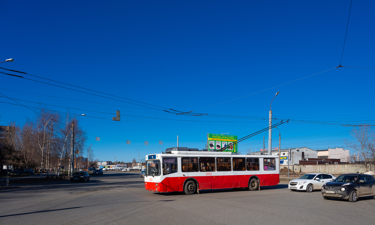 Ижевск, БТЗ-52761А № 1352