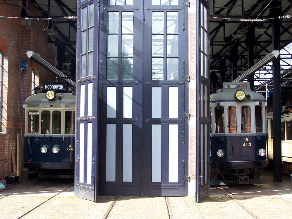 Гаага, Двухосный моторный Uerdingen № A106; Гарлем, Четырёхосный прицепной Ganz № B412