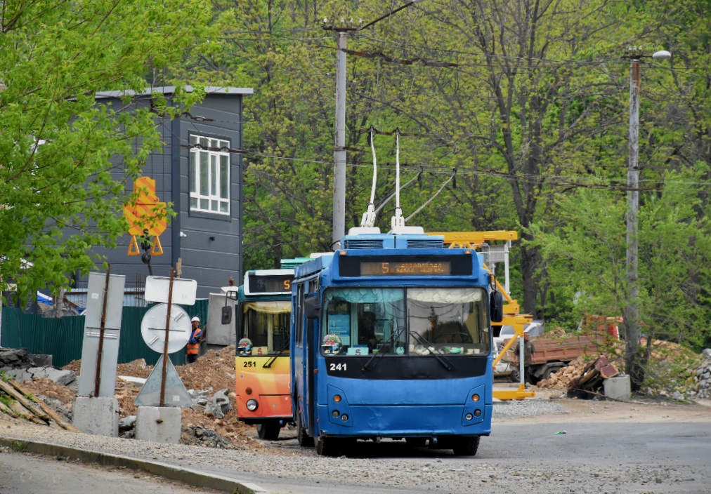 Владивосток, ЗиУ-682Г-016.02 № 241