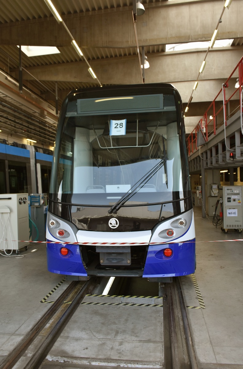 Рига, Škoda 15T2 ForCity Alfa Riga № 57572; Пльзень — Новые трамваи с завода Шкода; Рига — Транспортировка ПС