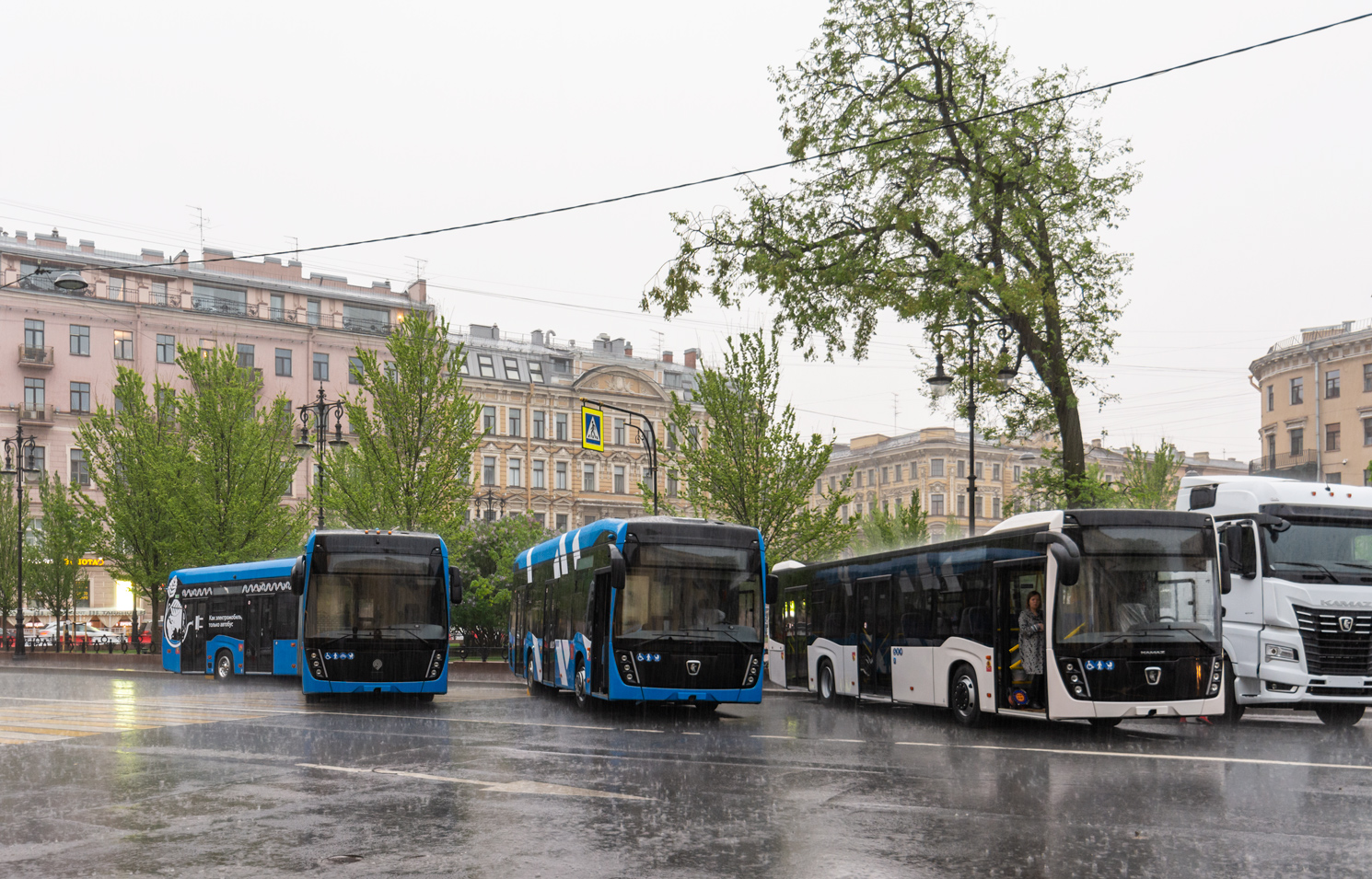 Naberejnye Tchelny, КAMАZ-6292 N°. 6292-1026; Neftekamsk, КAMАZ-62825 N°. 62825-1042; Saint-Pétersbourg — SPbTransportFest — 2021