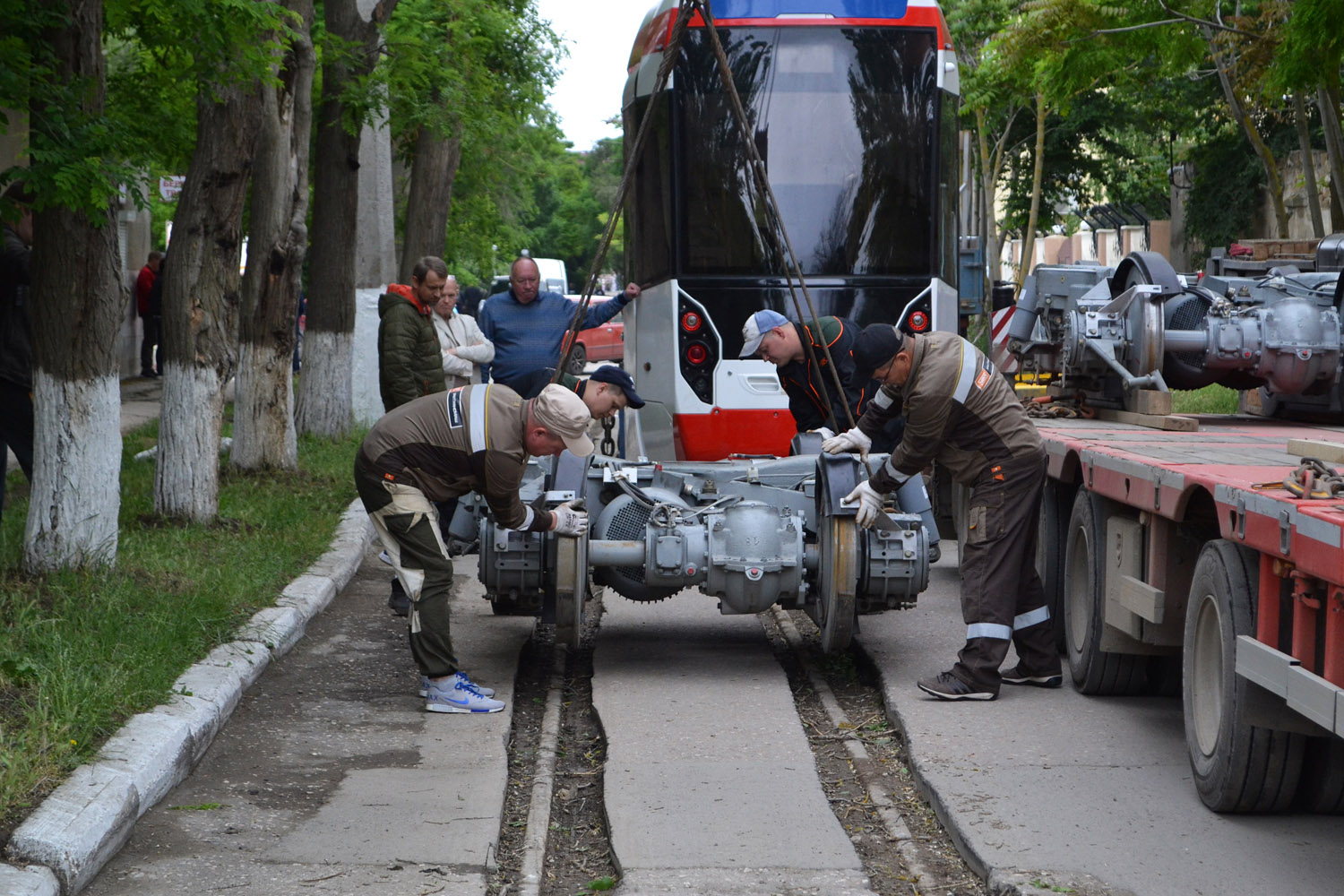 Евпатория, 71-411 № 420; Евпатория — Прибытие и разгрузка второго вагона 71-411 4 июня 2021 года