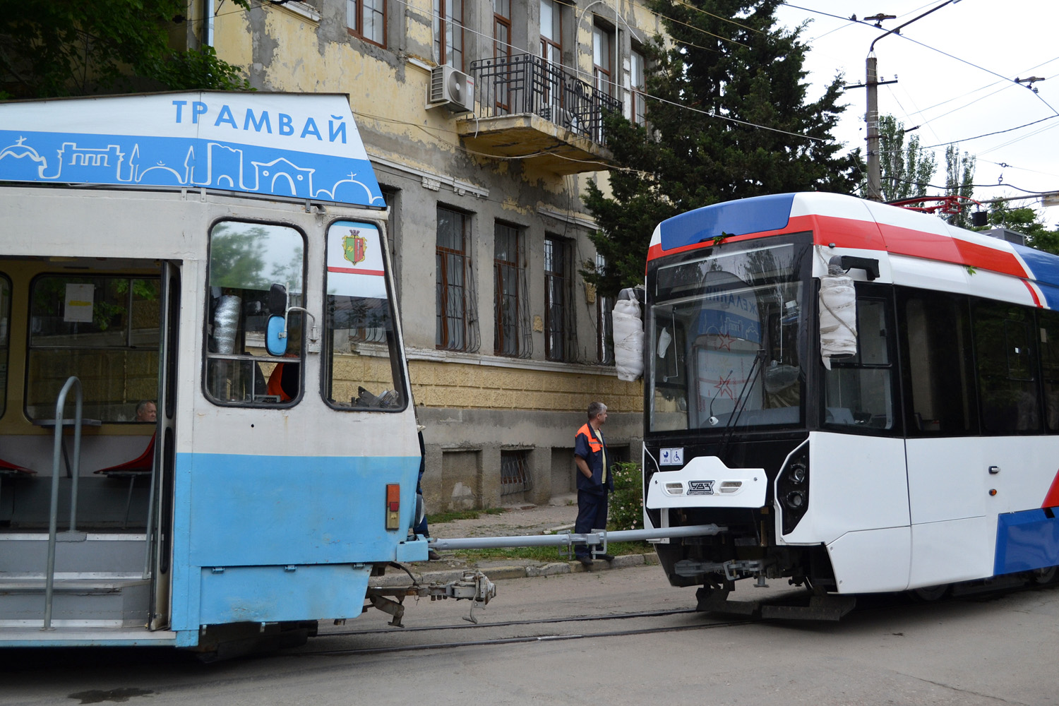 Евпатория — Прибытие и разгрузка второго вагона 71-411 4 июня 2021 года