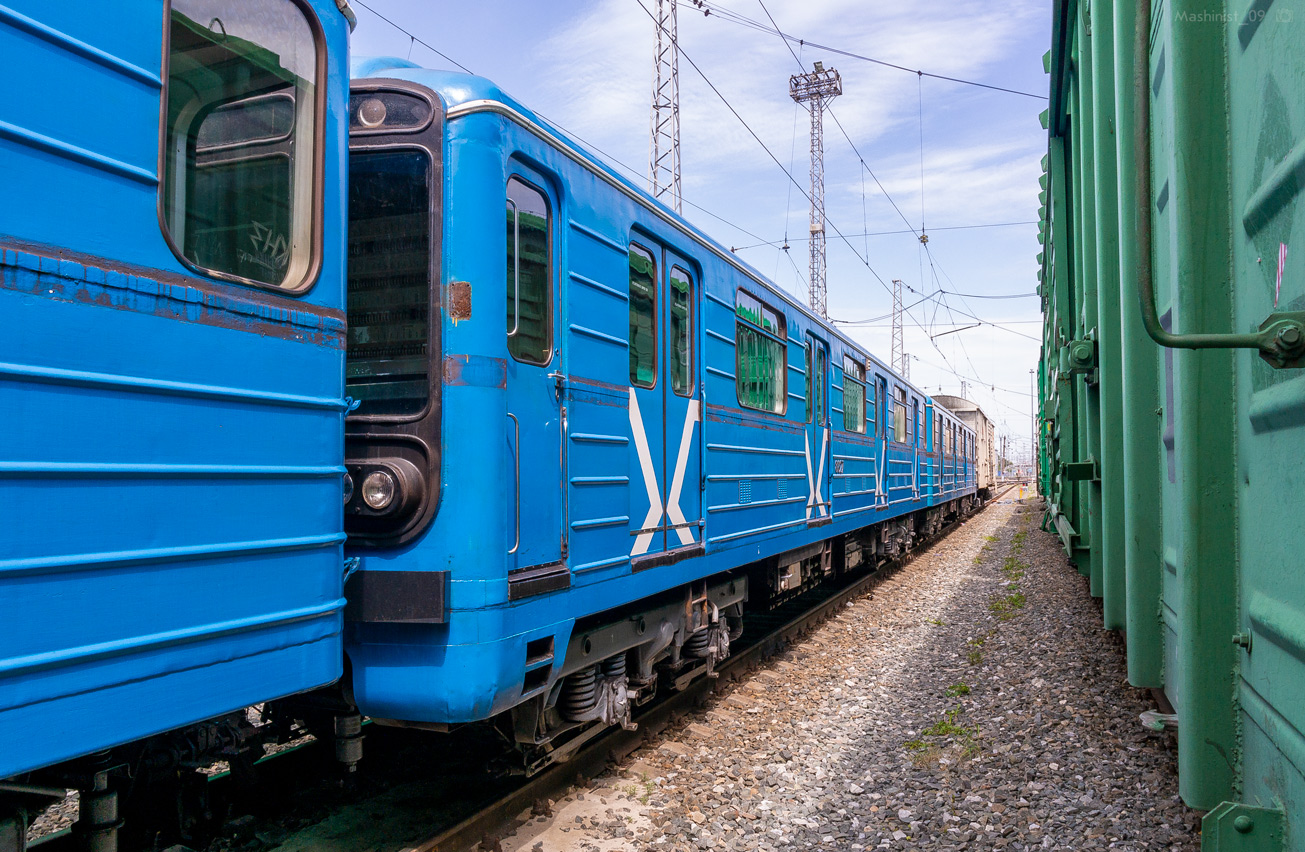 Самара, 81-717 (ЛВЗ) № 8827; Самара — Транспортировка вагонов метро по ж/д