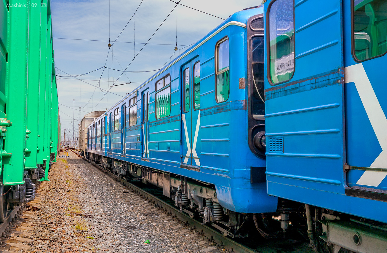 Самара, 81-717 (ЛВЗ) № 8827; Самара — Транспортировка вагонов метро по ж/д
