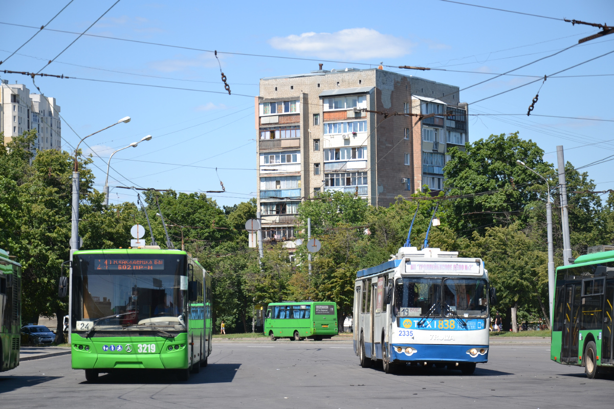 哈爾科夫, ZiU-682G-016.02 # 2335; 哈爾科夫, LAZ E301D1 # 3219