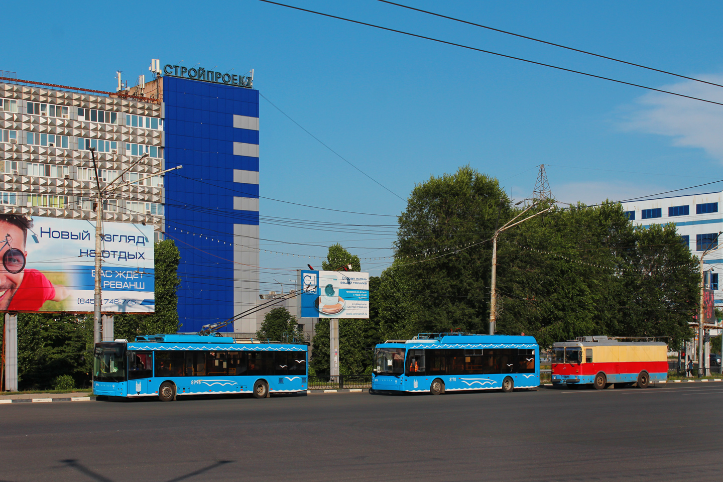 Саратов, СВАРЗ-МАЗ-6275 № 8996; Саратов, Тролза-5265.00 «Мегаполис» № 8170; Саратов, КТГ-1 № ГТ-2011