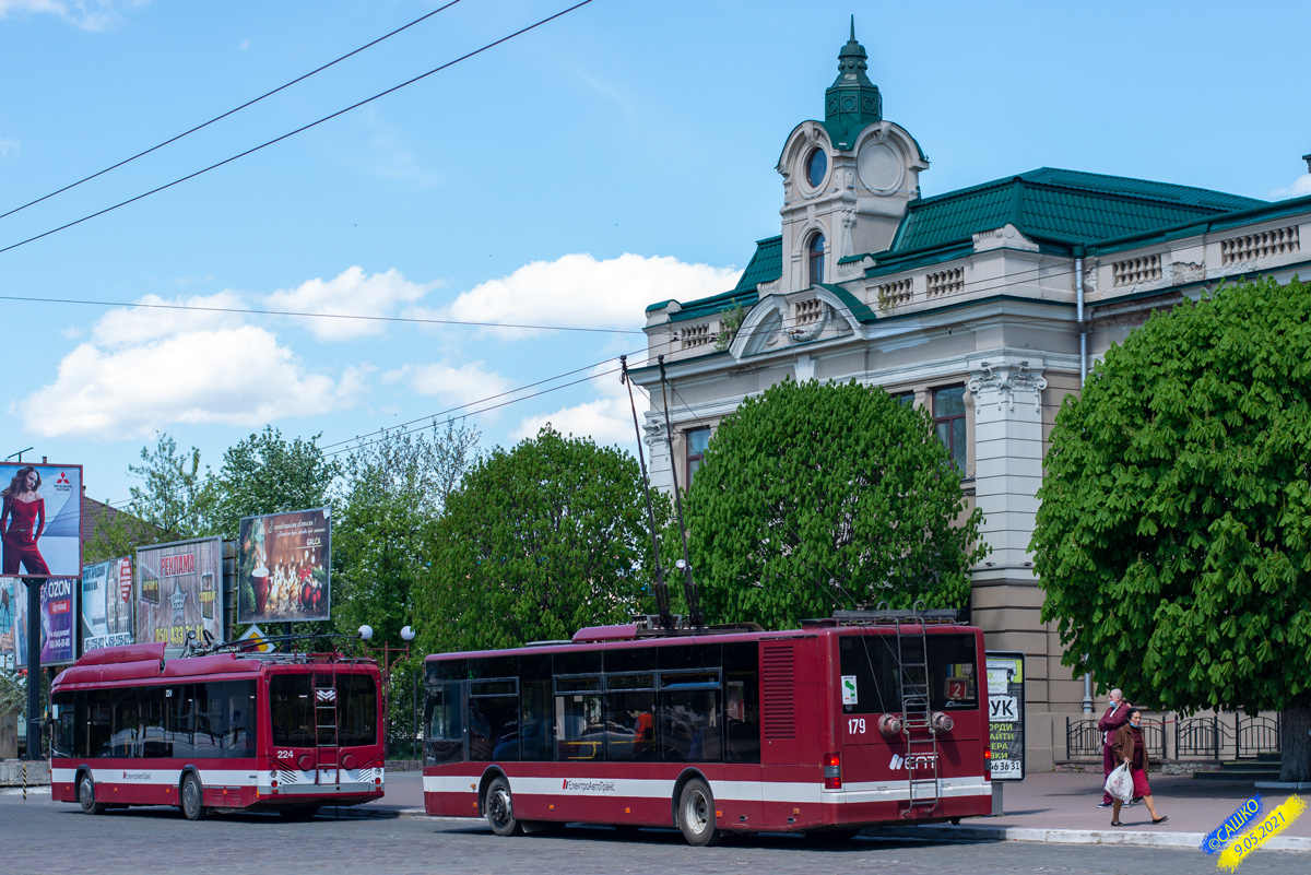 Ивано-Франковск, БКМ 321 № 224; Ивано-Франковск, ЛАЗ E183D1 № 179
