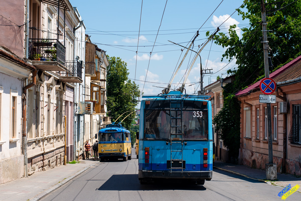 Черновцы, Škoda 9TrH25 № 205; Черновцы, Den Oudsten B88 № 353