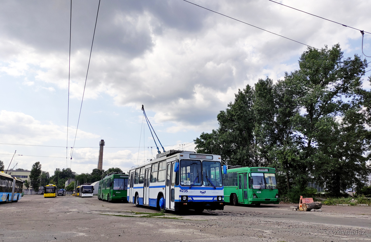 Киев, ЮМЗ Т2 № 4235; Киев — Троллейбусные депо: Куреневское Киев, ЮМЗ Т2 № 4235; Киев — Троллейбусные депо: Куреневское