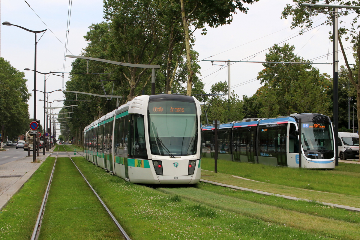 Париж -  Версаль -  Ивелин, Alstom Citadis 402 № 320; Париж -  Версаль -  Ивелин — Трамвайная линия Т3; Париж -  Версаль -  Ивелин — Трамвайная линия Т9