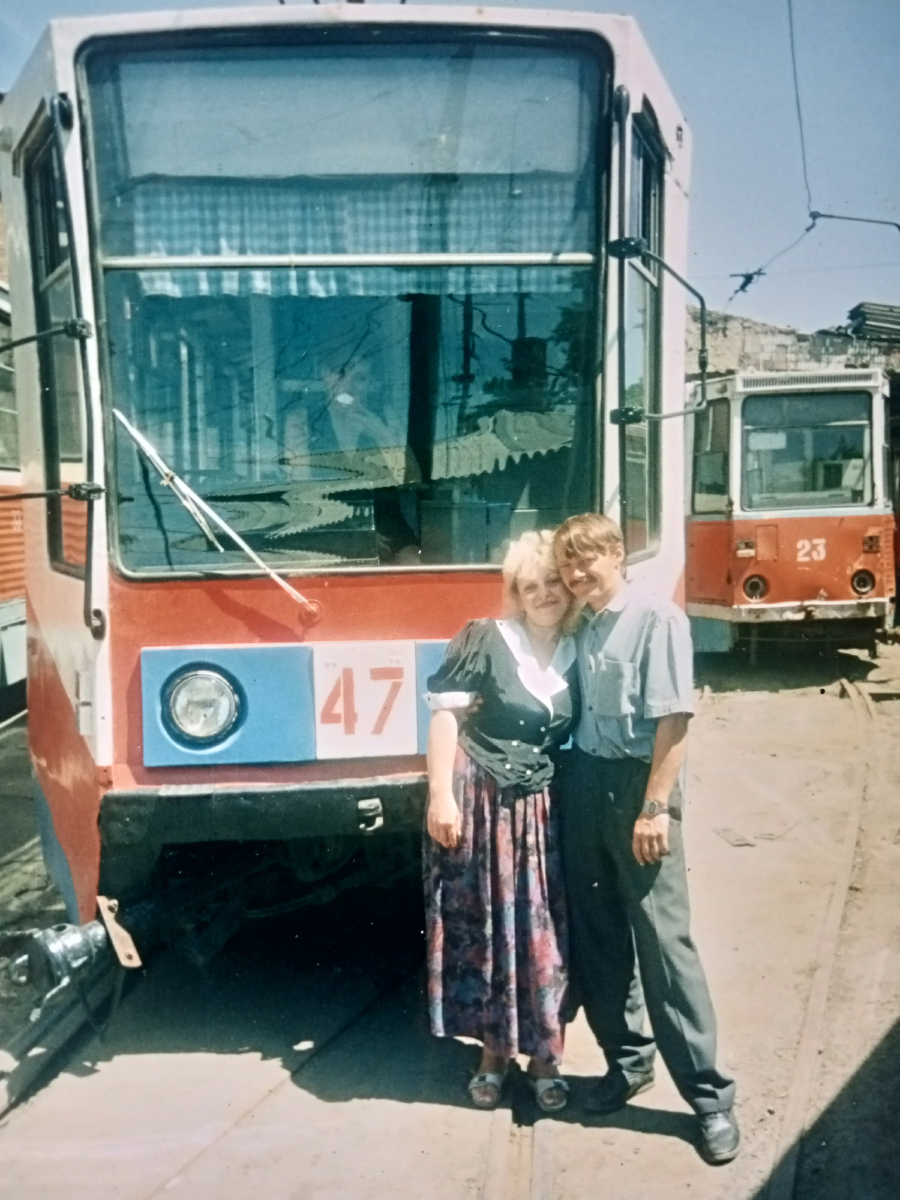 Шахты, 71-608К № 47; Шахты, 71-605 (КТМ-5М3) № 23; Работники электротранспорта; Шахты — Шахтинский трамвай в 1990-е гг.