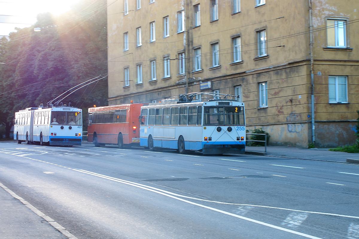Таллин, Škoda 15Tr02/6 № 423; Таллин, Škoda 14Tr02/6 № 255 Таллин, Škoda 15Tr02/6 № 423; Таллин, Škoda 14Tr02/6 № 255