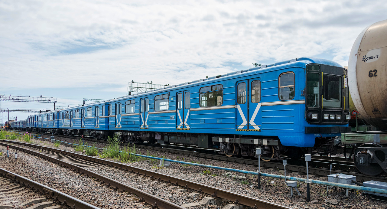 Екатеринбург, 81-717.5 (ЛВЗ/ВМ) № 8913; Санкт-Петербург — Метрополитен — Перегонка вагонов метро по ж/д; Екатеринбург — Метрополитен — Перегонка вагонов метро по ж/д