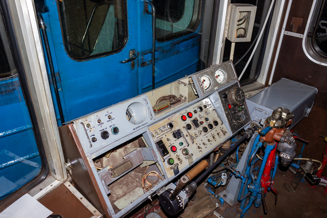Samara, 81-717 (LVZ) № 8827; Samara — Transportation of subway cars by railway
