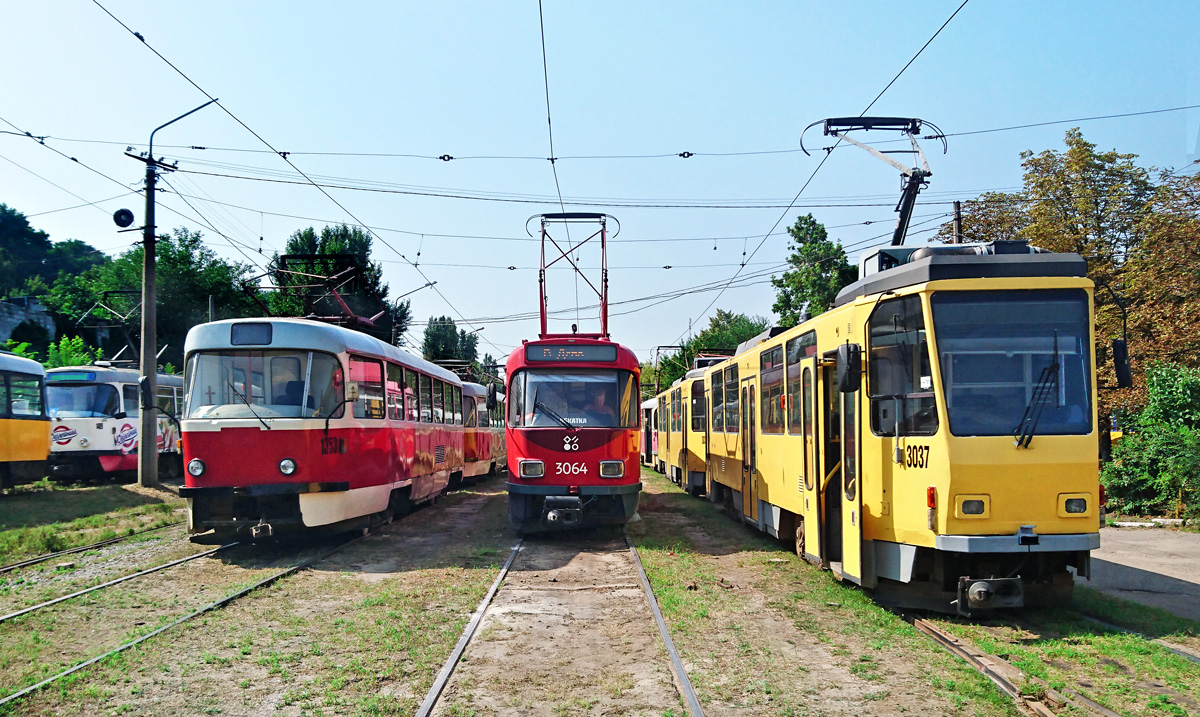 Днепр, Tatra T3SU № 1353; Днепр, Tatra T4D-M1 № 3064; Днепр, Tatra T6A2M № 3037
