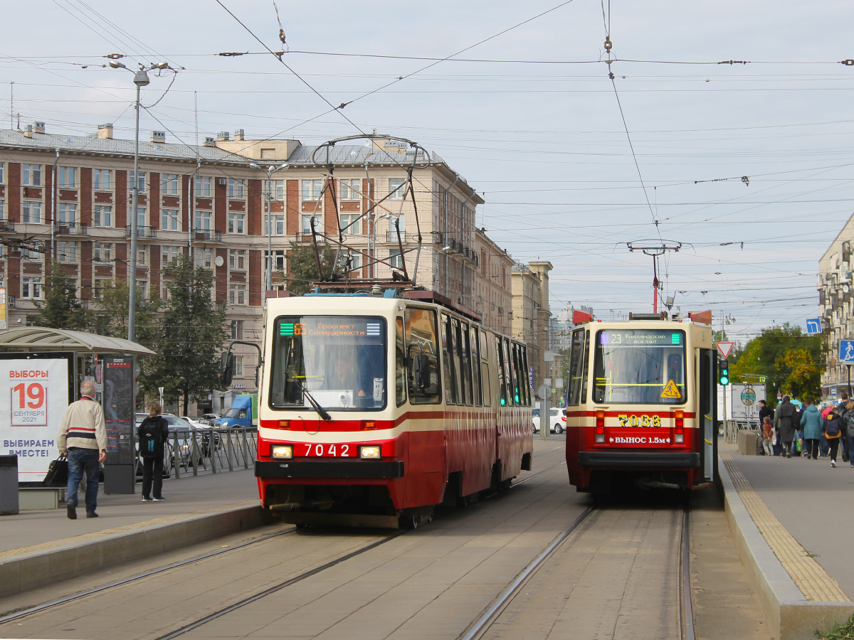 Санкт-Пецярбург, ЛВС-86К № 7042; Санкт-Пецярбург, ЛВС-86М2 № 7038 Санкт-Пецярбург, ЛВС-86К № 7042; Санкт-Пецярбург, ЛВС-86М2 № 7038
