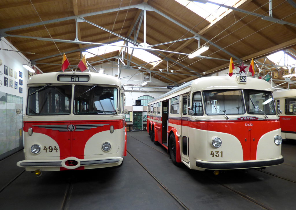 Прага, Škoda 8Tr9 № 494; Прага, Tatra T400 III.B № 431