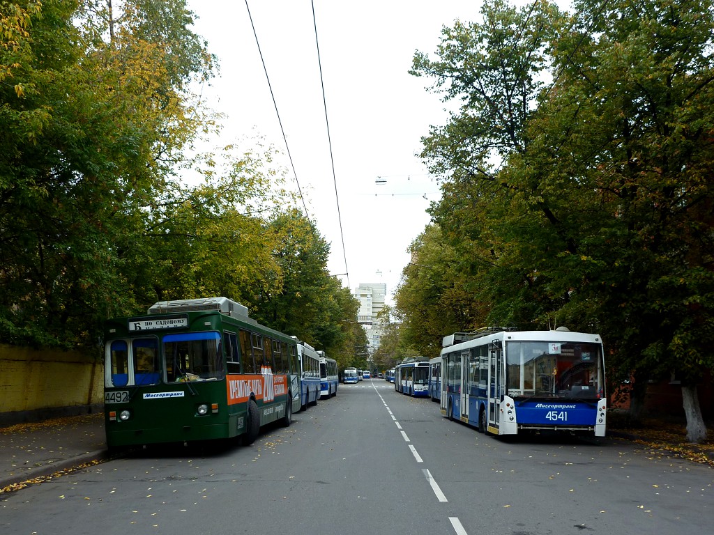 Москва, ЗиУ-682ГМ1 (с широкой передней дверью) № 4492; Москва, Тролза-5265.00 «Мегаполис» № 4541