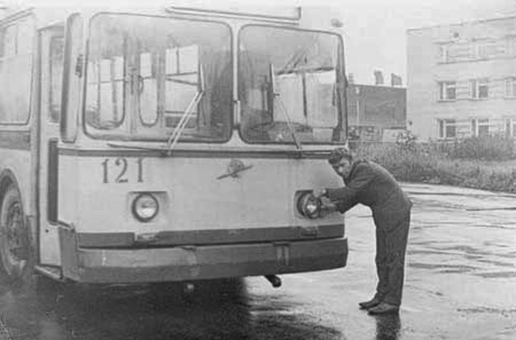 Петрозаводск, ЗиУ-682Б № 121; Петрозаводск — Исторические фотографии; Петрозаводск — Работники электротранспорта