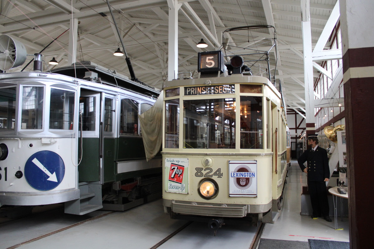 Skjoldenæsholm, Nivelles 2-axle motor car # 824