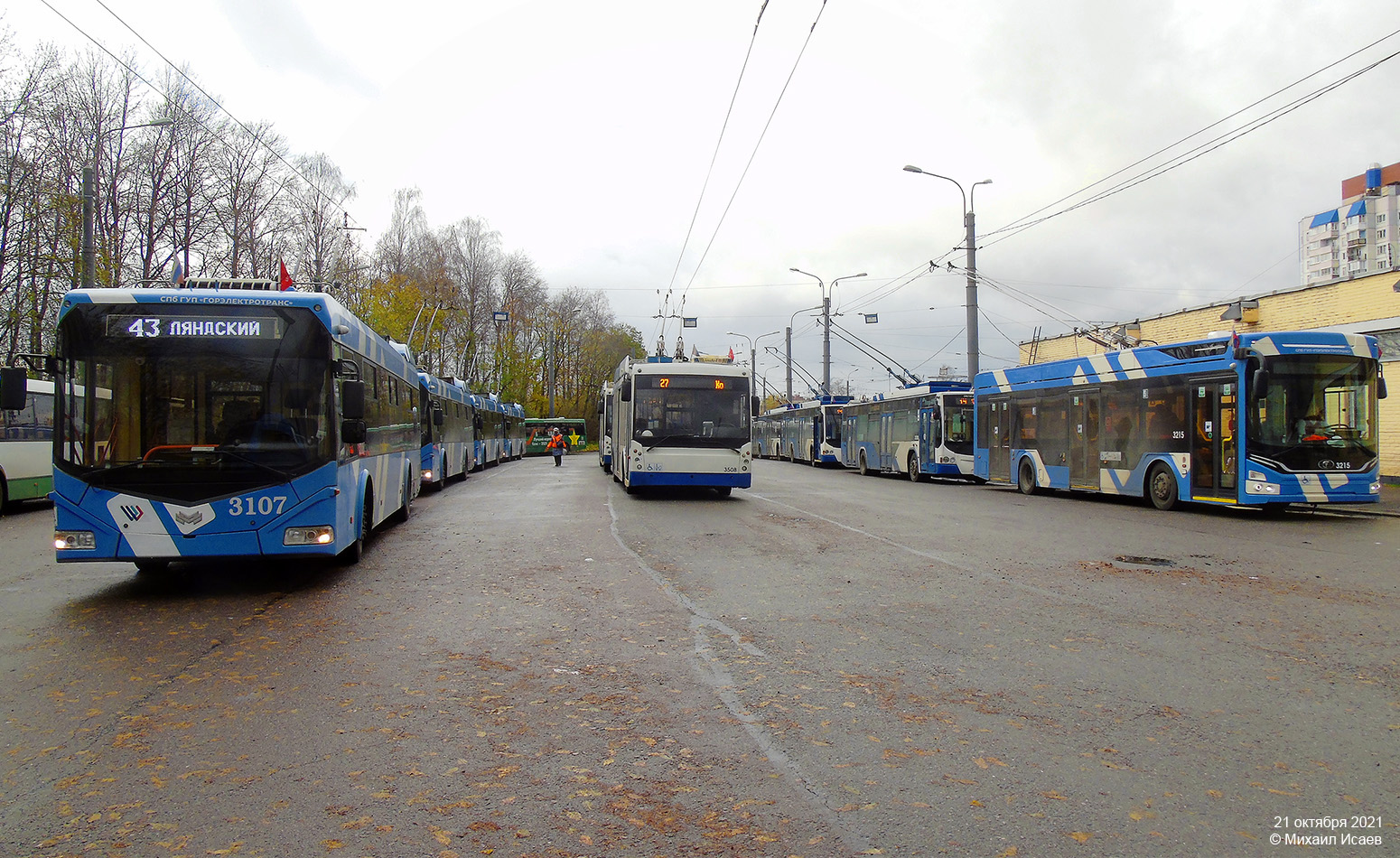 Санкт-Петербург, БКМ 32100D № 3107; Санкт-Петербург, Тролза-5265.00 «Мегаполис» № 3508; Санкт-Петербург, ПКТС-6281.00 «Адмирал» № 3215; Санкт-Петербург — Конечные станции и разворотные кольца