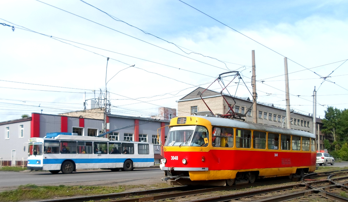 Barnaul, ZiU-682 GOH BTRM č. 4001; Barnaul, Tatra T3SU č. 3048