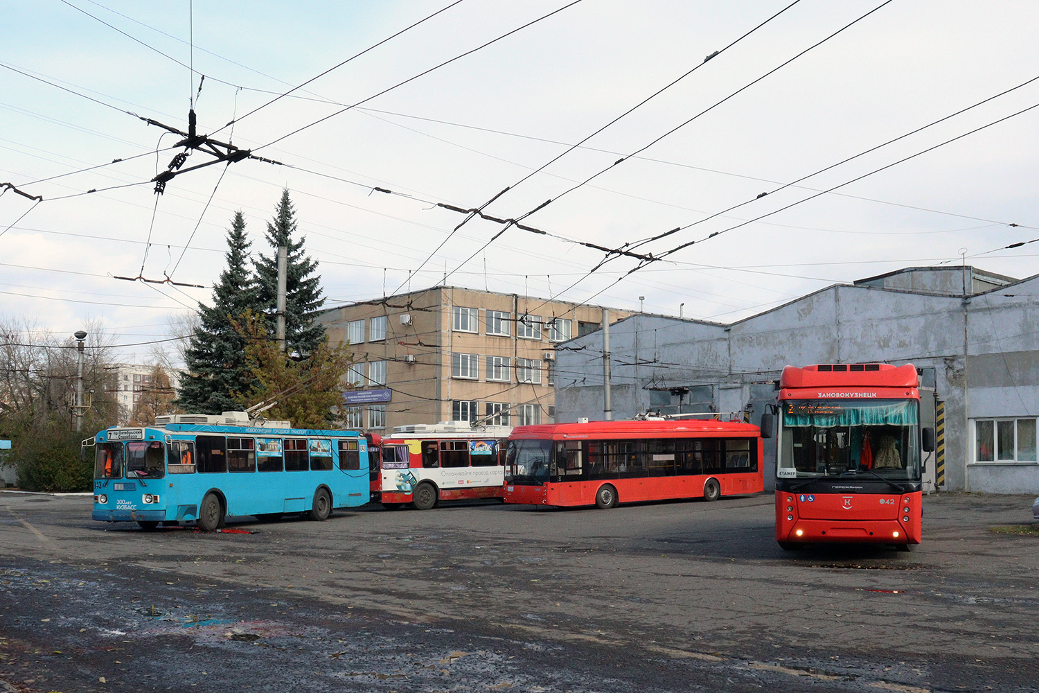 Новокузнецк, УТТЗ-6241-10-02 «Горожанин» № 042; Новокузнецк, ЗиУ-682Г-017 [Г0Н] № 043