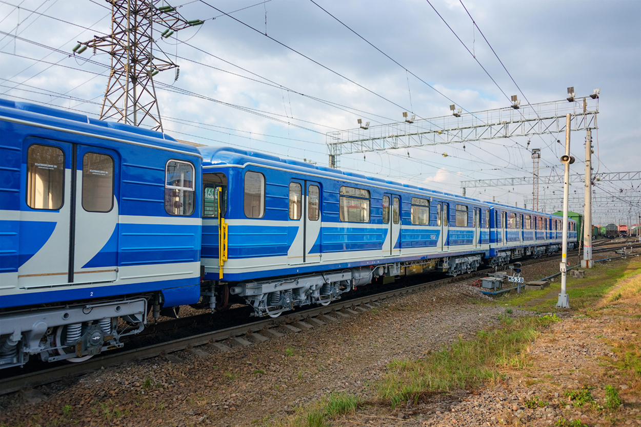 Samara, 81-717 (LVZ) № 8827; Saint-Petersburg — Metro — Transport of subway cars by railway; Samara — Transportation of subway cars by railway