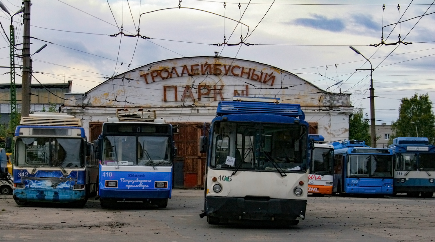 Petrozavodsk, LiAZ-5280 (VZTM) č. 342; Petrozavodsk, VMZ-52981 č. 410; Petrozavodsk, VZTM-5284 č. 406