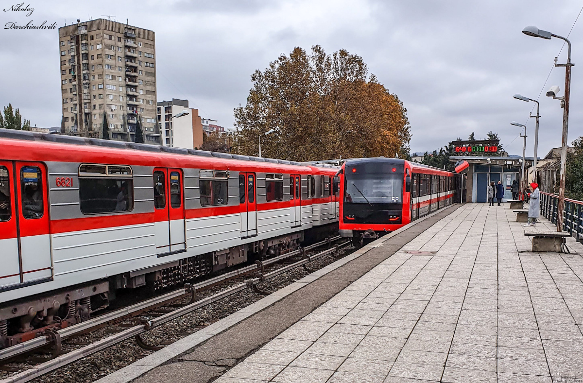 Тбилиси, Ем-508Т № 6821; Тбилиси, 81-717M № 10083; Тбилиси — Метрополитен