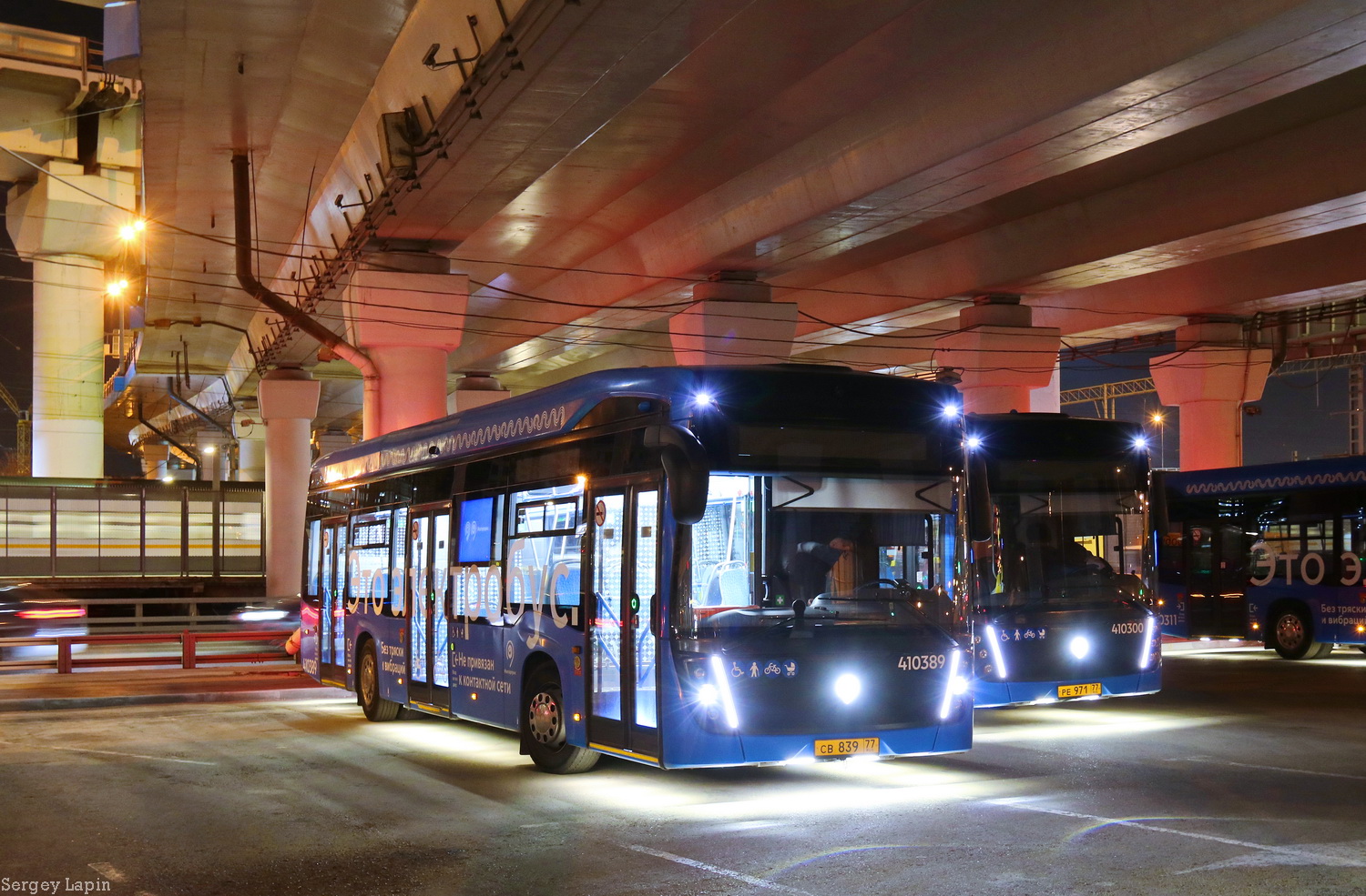 Moskau, KAMAZ-6282 Nr. 410389