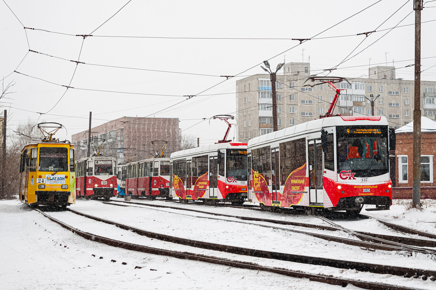Omsk, 71-605EP č. 24; Omsk, 71-407-01 č. 137 Omsk, 71-605EP č. 24; Omsk, 71-407-01 č. 137