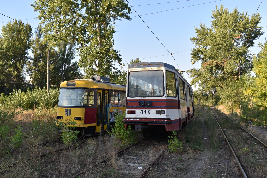 Крайова, городской округ, Tatra T4D-MT № 209; Крайова, городской округ, Timiș TM69E № 010 Крайова, городской округ, Tatra T4D-MT № 209; Крайова, городской округ, Timiș TM69E № 010