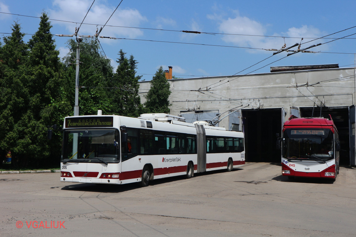 ივანო-ფრანკოვსკი, Volvo V 7000 AT № 205; ივანო-ფრანკოვსკი, BKM 321 № 245