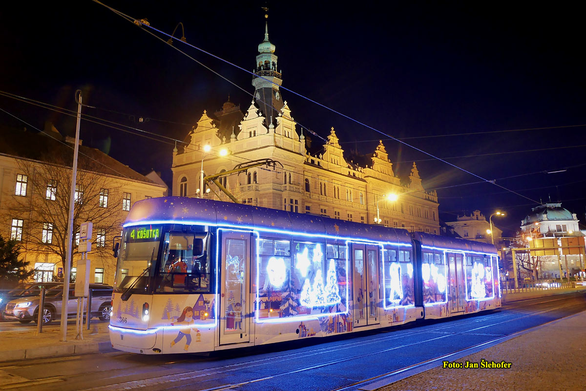 Пльзень, Vario LF2/2 IN № 366; Пльзень — Рождественский трамвай
