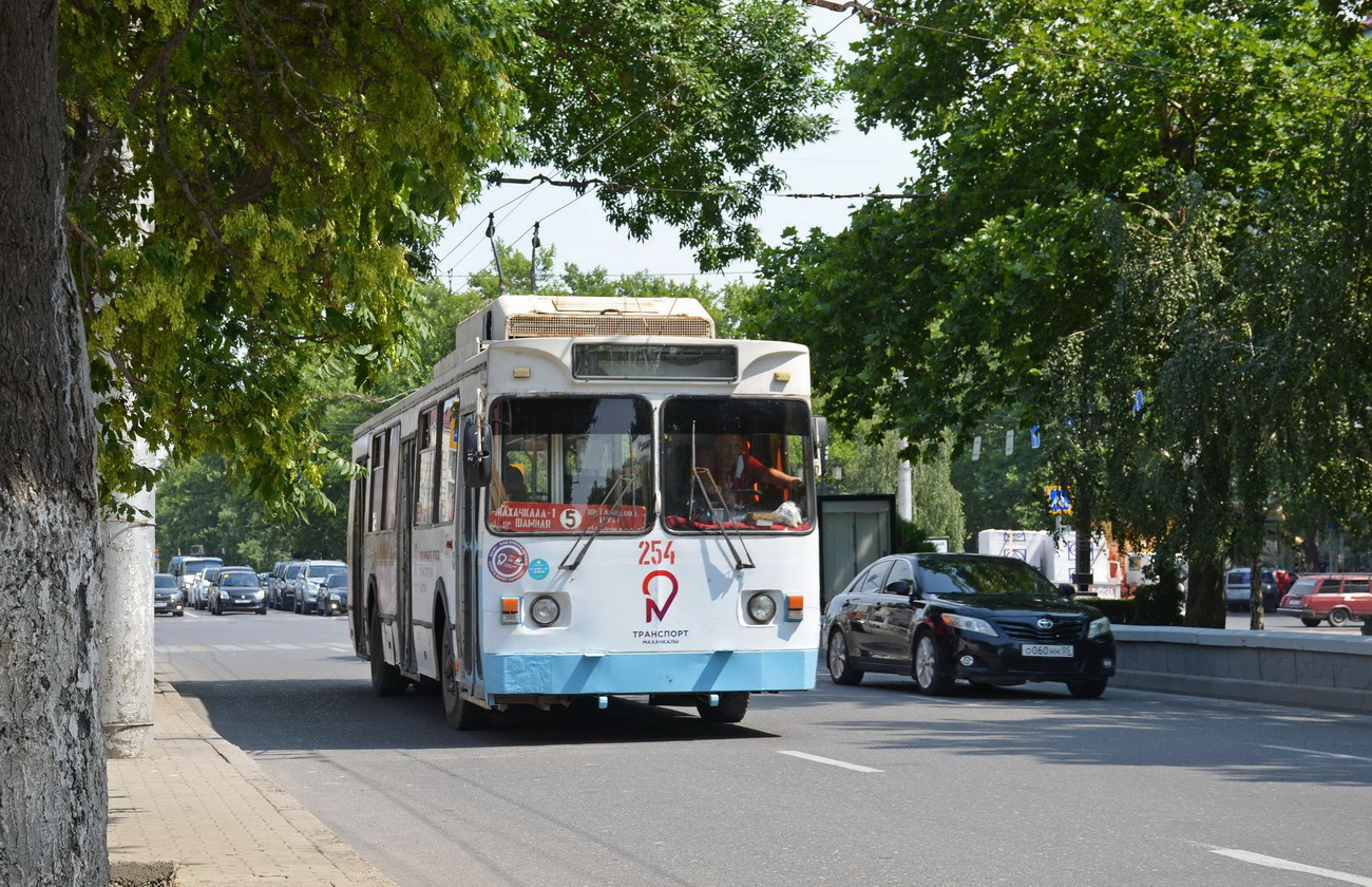 Махачкала, ЗиУ-682ГМ1 (с широкой передней дверью) № 254